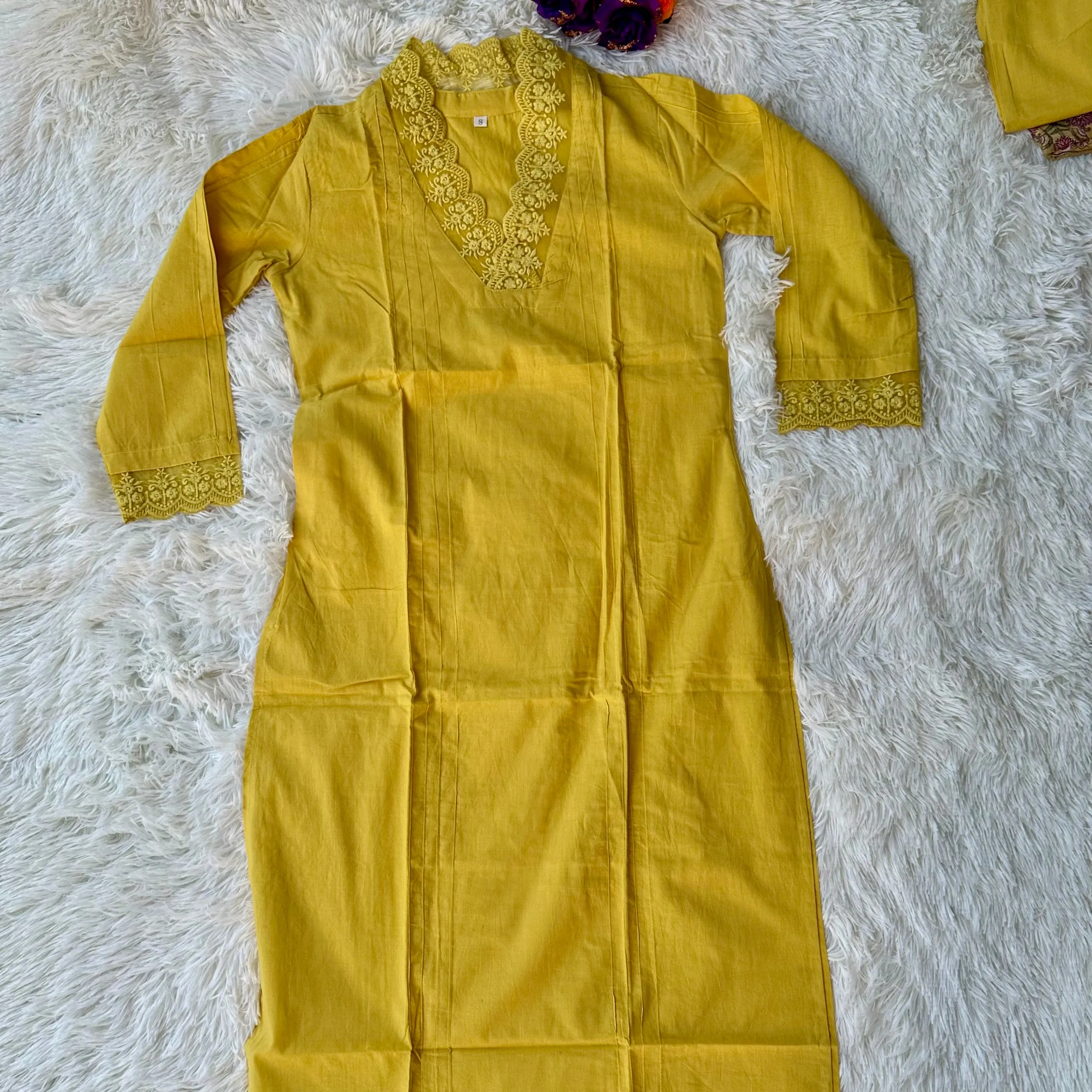 Chic Hakoba Vibes: V-Neck Cotton Kurta Set with Lace Details and Block Print